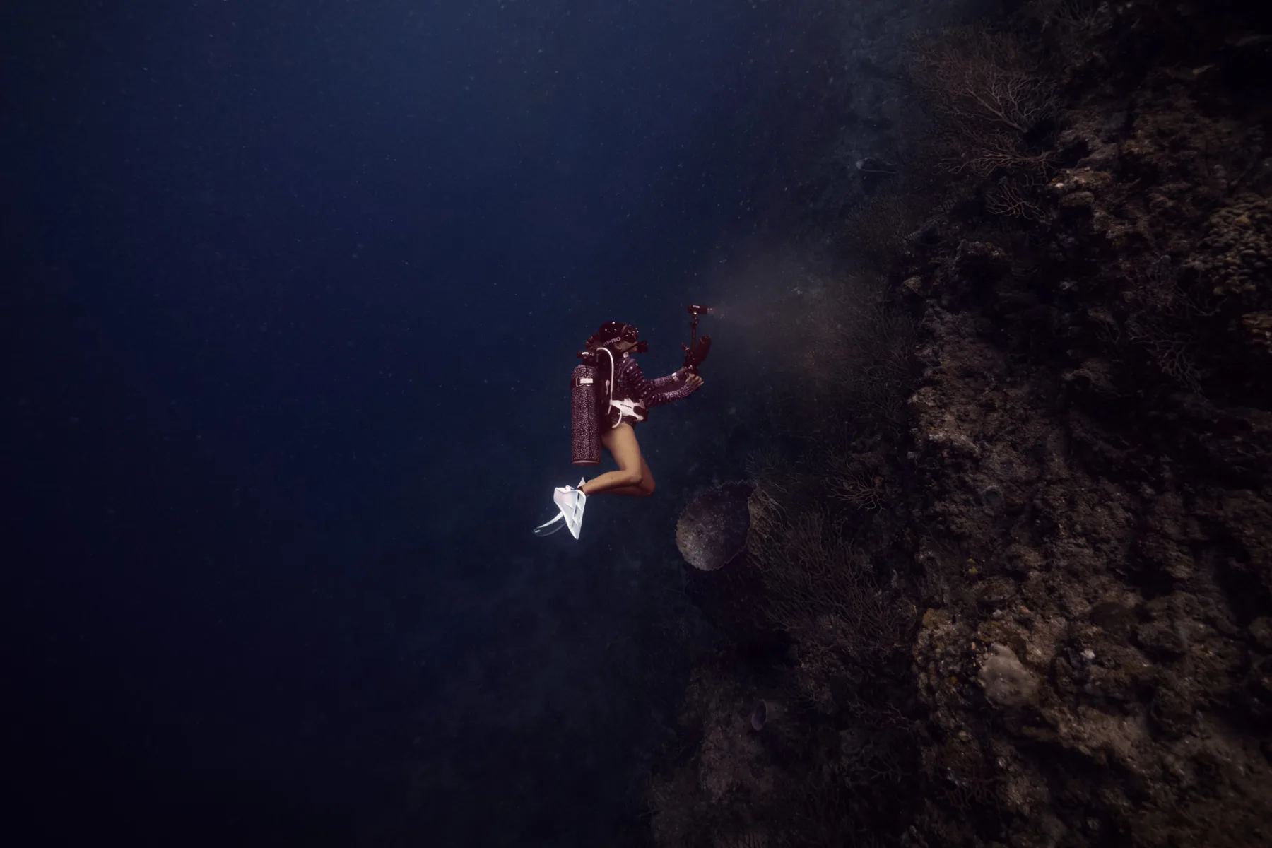 girl-underwater-photography-scuba-diving