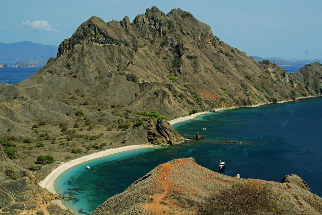 Vista de la topografía única y las aguas vibrantes del Parque Nacional de Komodo