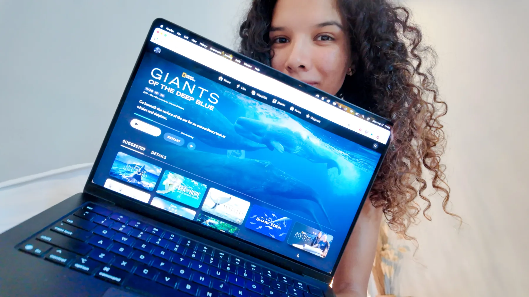 Caro Santamaria con el computador mostrando los documentales del océano de Disney+ y Nat Geo
