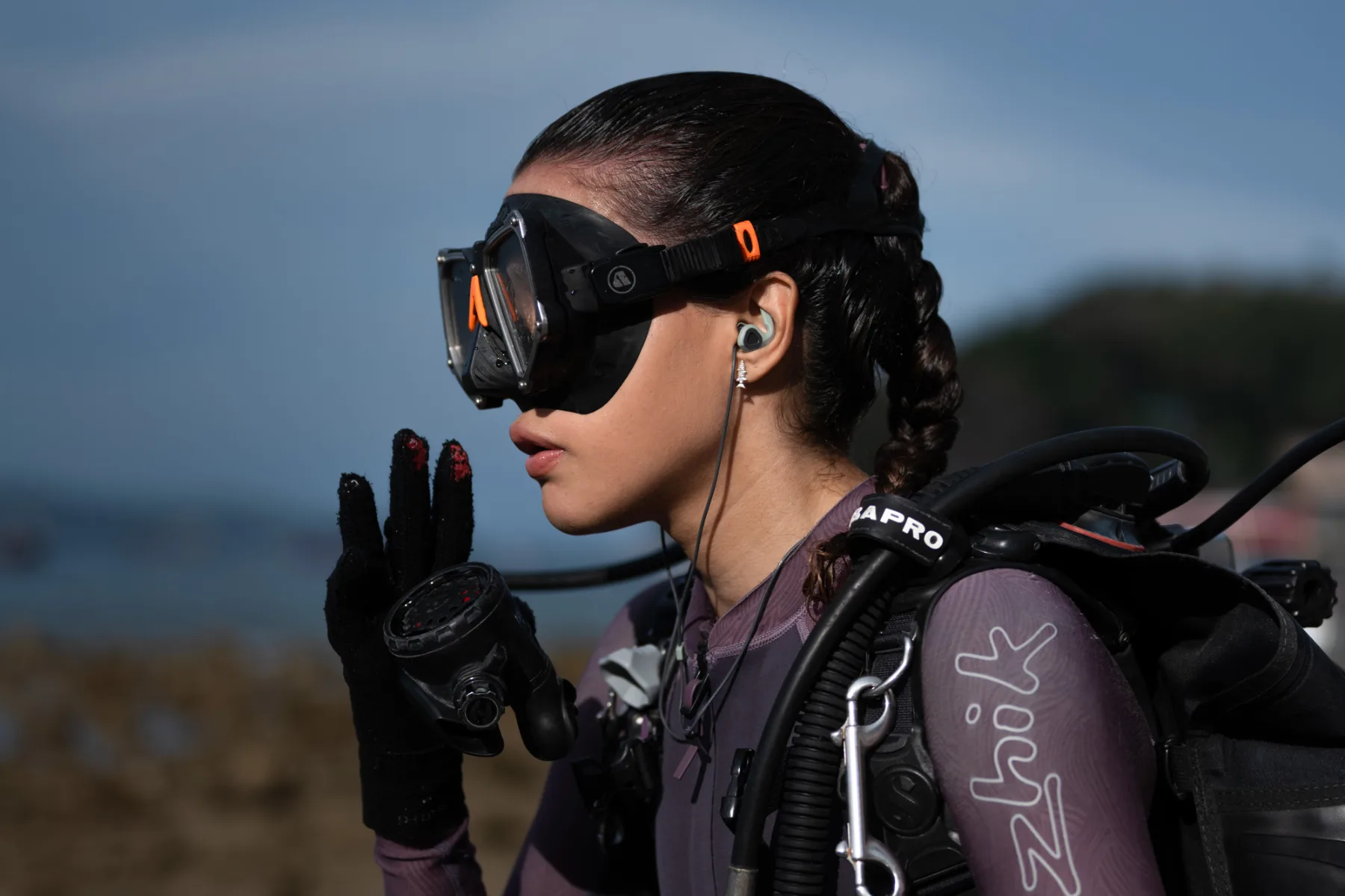 regulator-scuba-diving-equipment-for-women-caro-santamaria-ocean