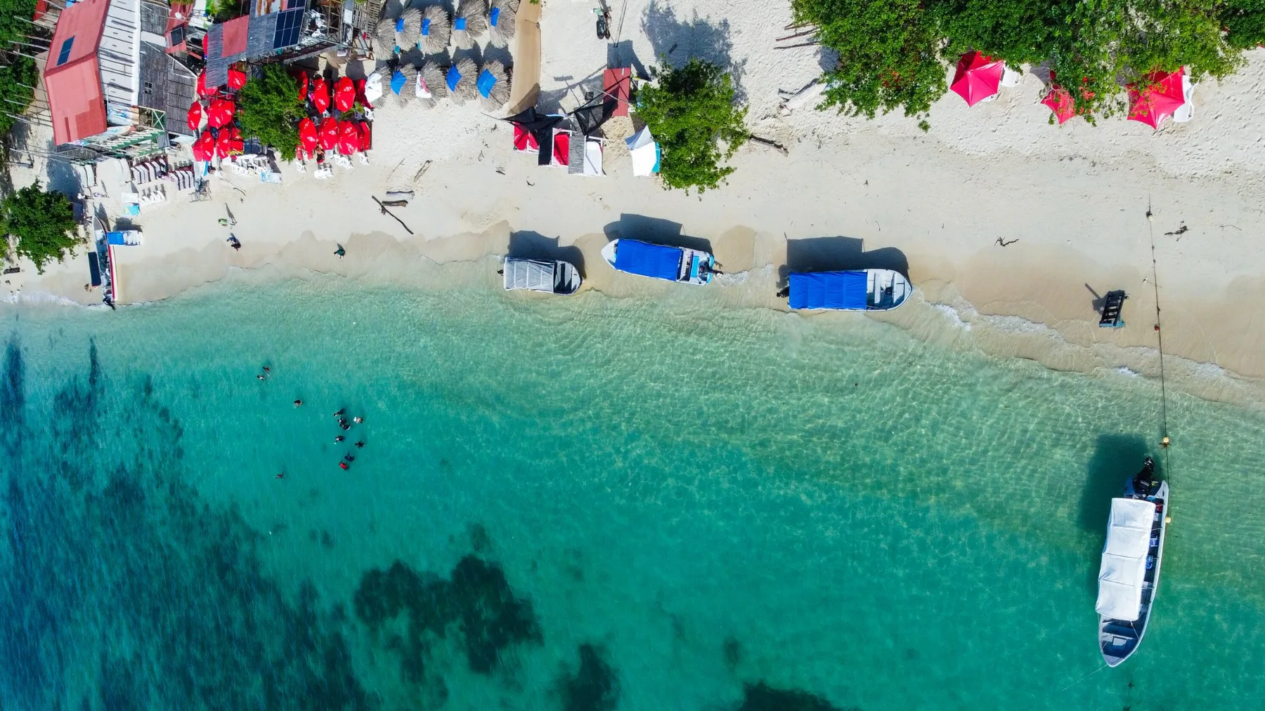 imagen aérea del mar Caribe con turistas en la playa en Cartagena, Colombia