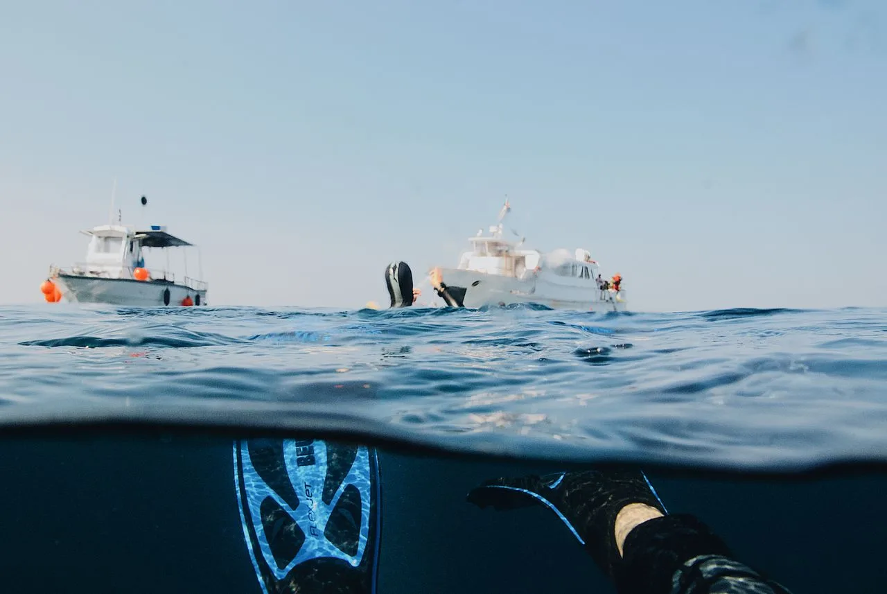 buceo cerca de yates en mar abierto