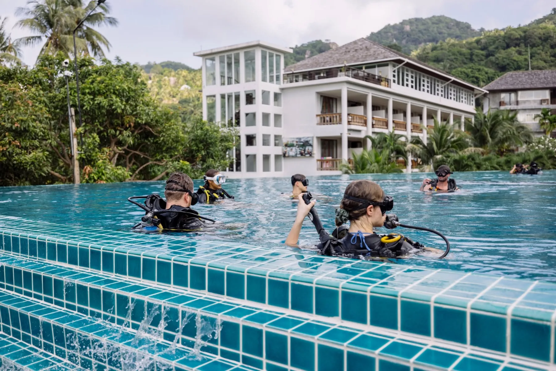 group of scuba divers in a pool during padi open water course 