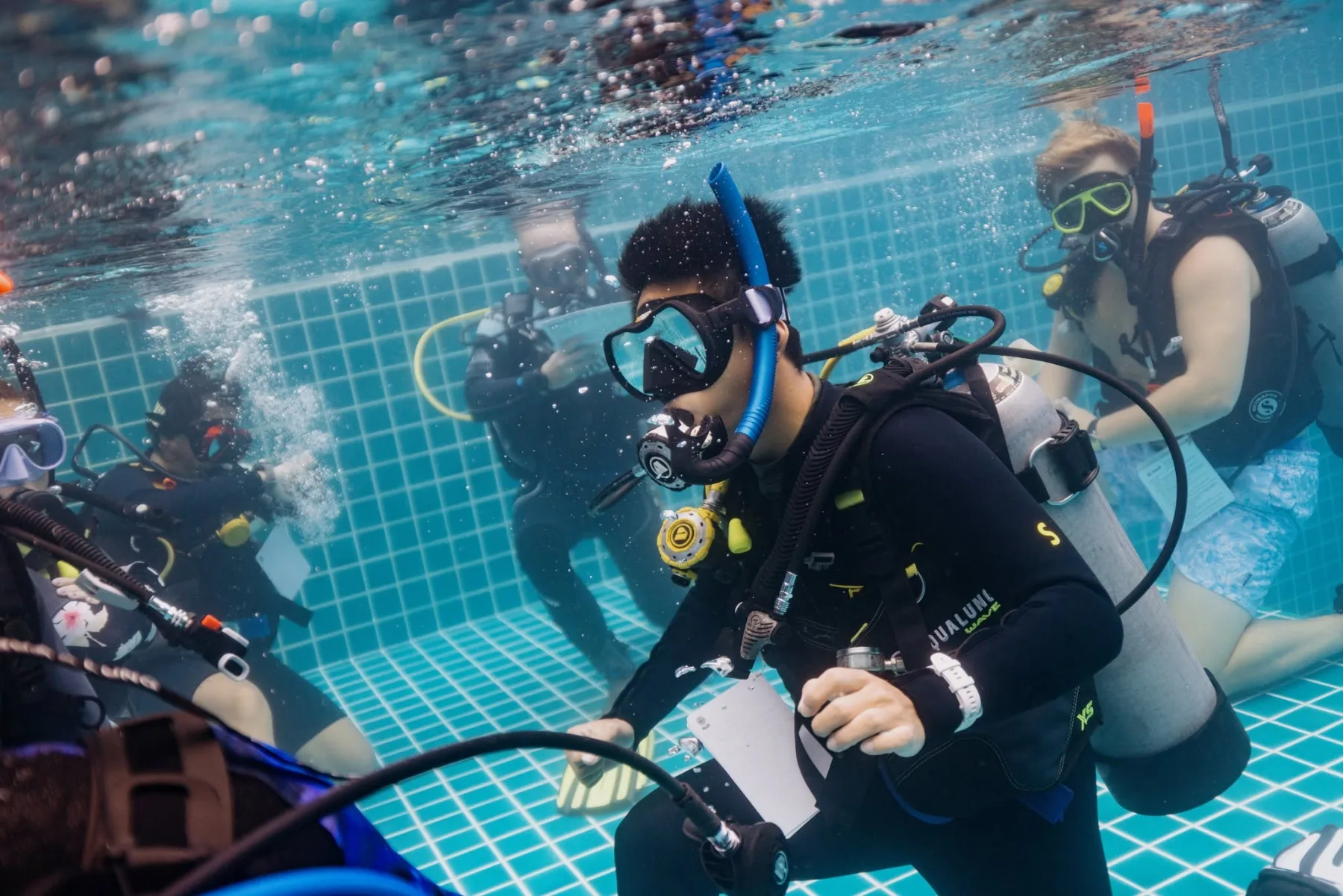 group of scuba divers in a pool during padi open water course certification 