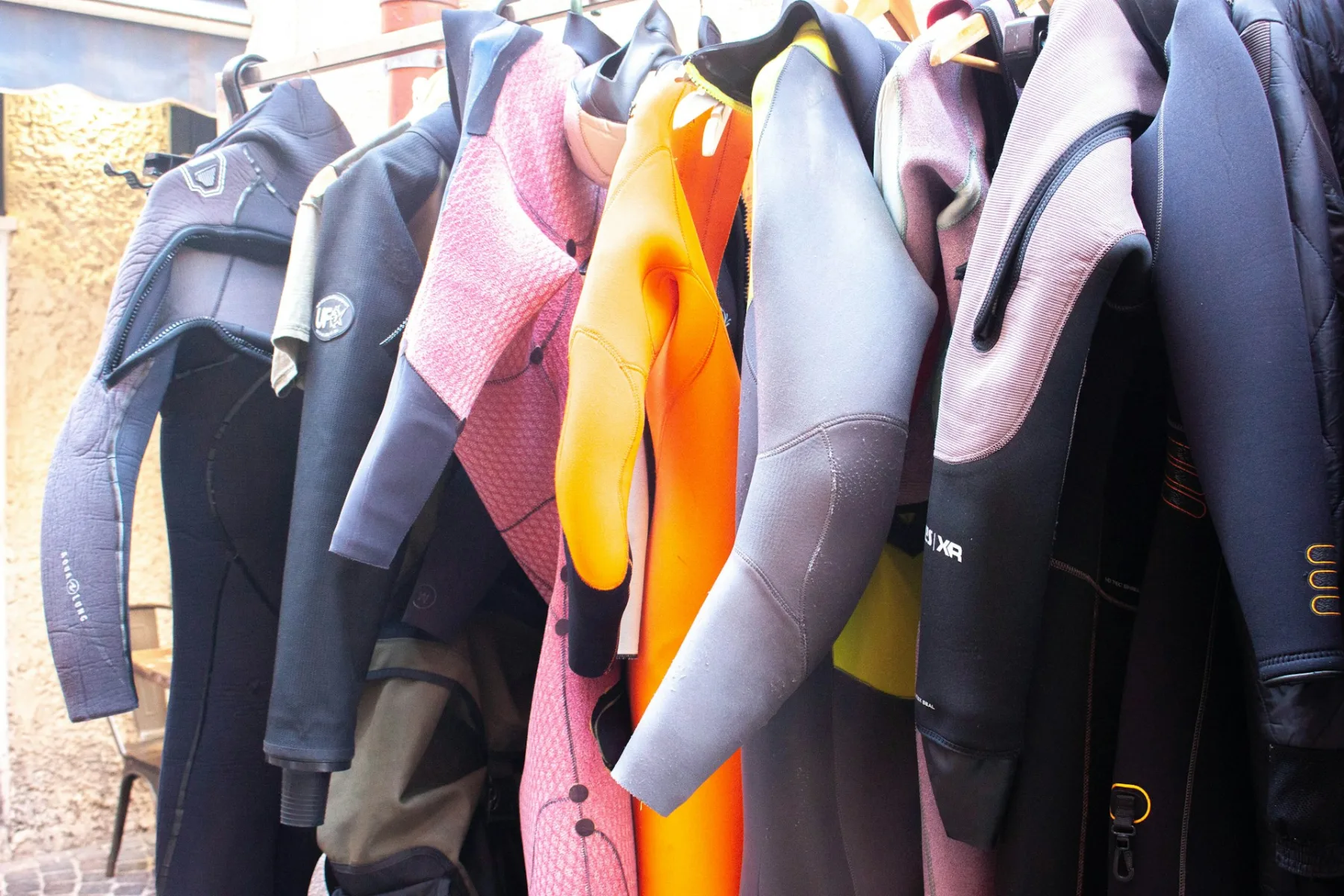 trajes de neopreno de buceo colgados secándose