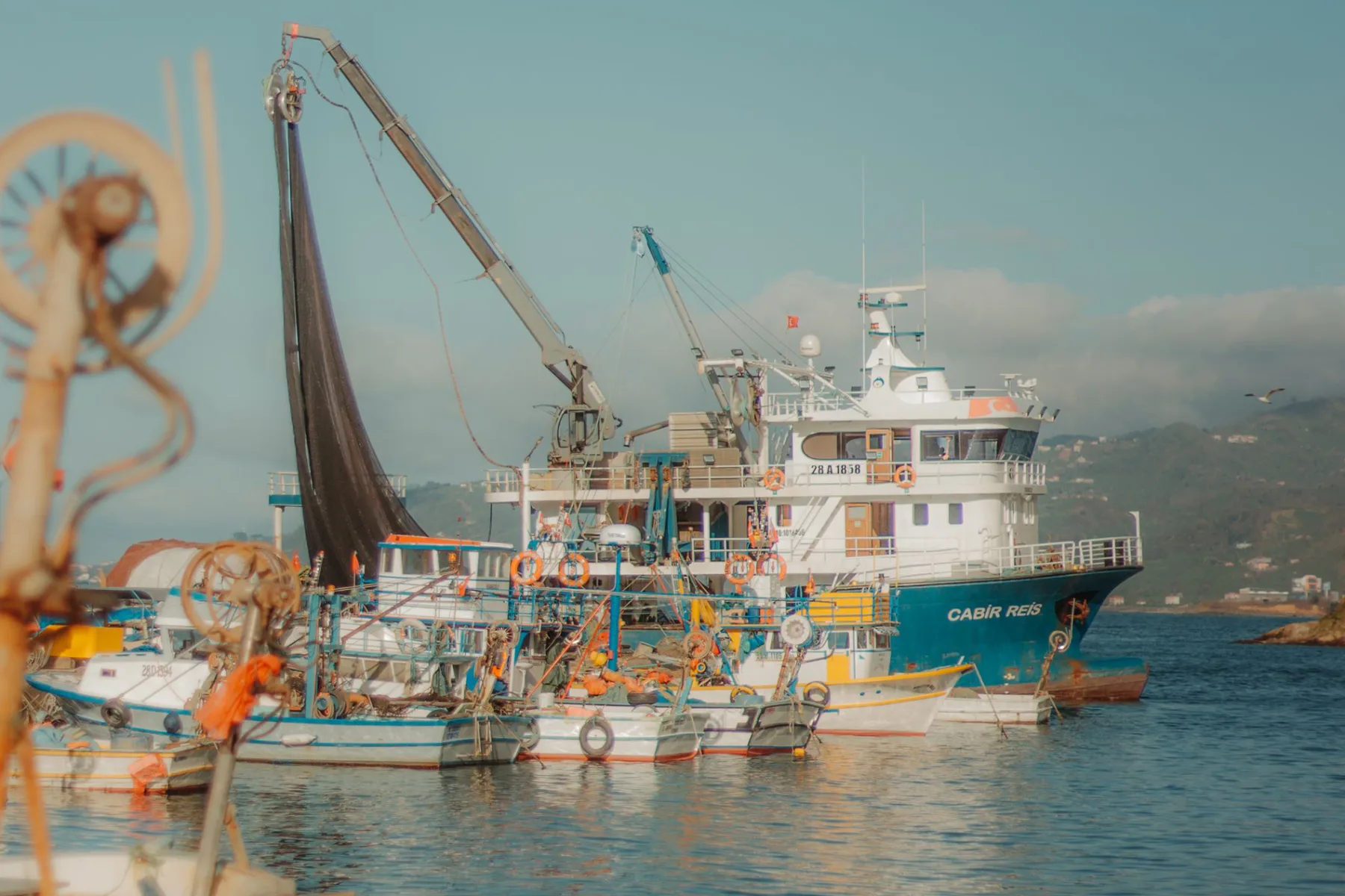 barcos de pesca industrial en el mar