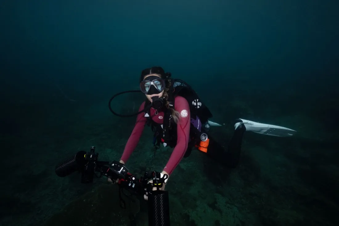 Caro Santamaria scuba diving with a dive light