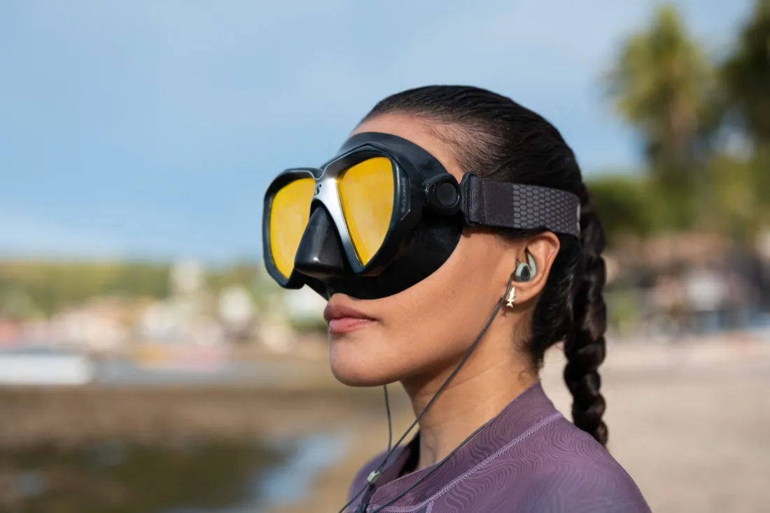Caro Santamaria wearing a Scubapro dive mask